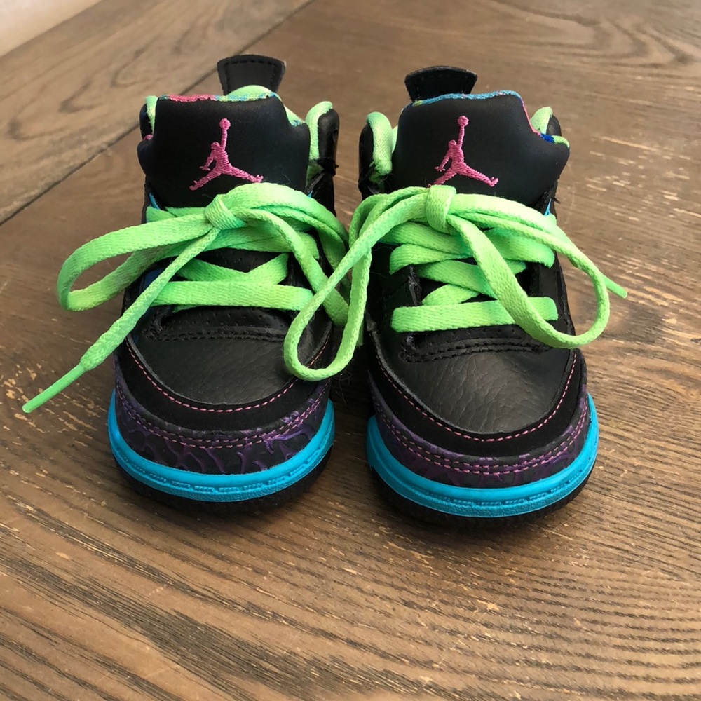 Toddler Jordan sneakers ! Like new ! Size 4